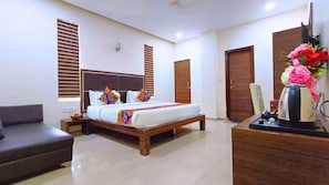 Deluxe Double Room, Garden View | Iron/ironing board, free WiFi