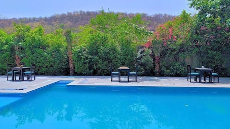 Una piscina al aire libre