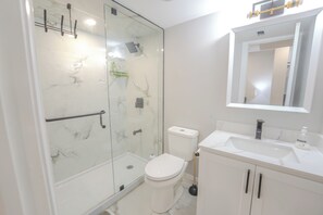 Een haardroger, een bidet, handdoeken, zeep