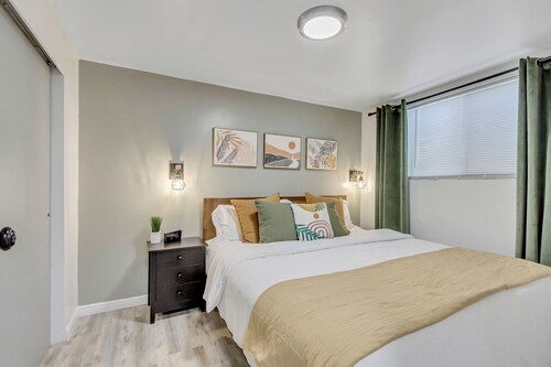 Cozy 1-bedroom apartment in phenomenal South Jordan with AC, fitness room