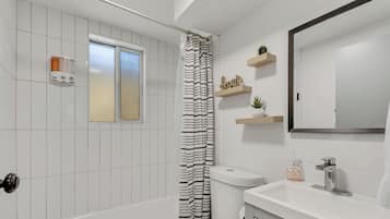 Een haardroger, handdoeken, zeep, toiletpapier