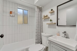 Een haardroger, handdoeken, zeep, toiletpapier