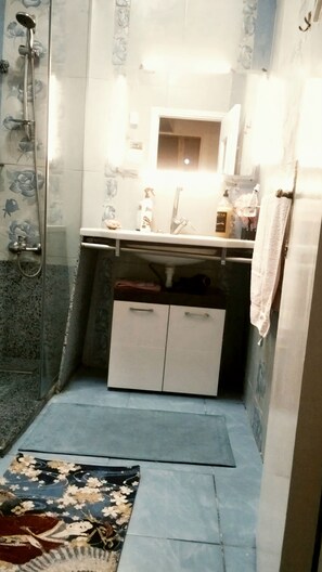 Hair dryer, towels, soap, shampoo - Elegant 2-Bedroom Apt with City View in Agouza. (Giza Governorate)