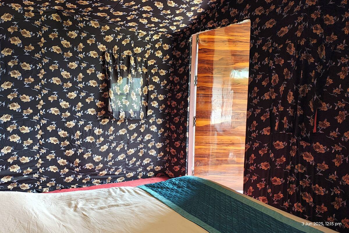 Deluxe Room, Valley View | Iron/ironing board, free WiFi