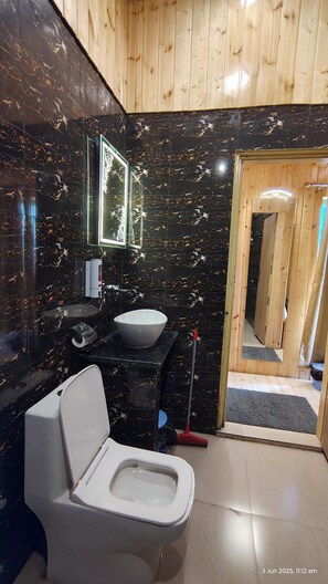 Luxury Cottage, Valley View | Bathroom | Towels, soap, shampoo, toilet paper