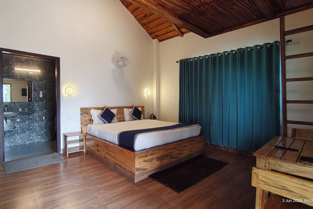 Family Cottage, Hill View | Iron/ironing board, free WiFi