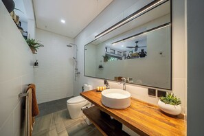 Shower, hair dryer, towels, soap - Villa 121 – Modern 1BR Villa Near Batu Belig Beach (Kabupaten Badung)