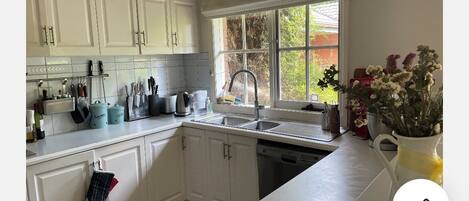 Mikrowelle, Ofen, Herdplatte, Geschirrspüler