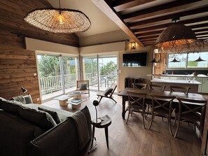 TV, fireplace