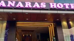 Entrada do Hotel Banaras, com um letreiro de neon e design de interiores moderno.