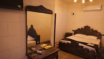 Tremannsrom, byutsikt | Safe på rommet, skrivebord, strykejern/-brett og wi-fi (inkludert)