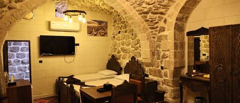 Caja de seguridad en la habitación y escritorio