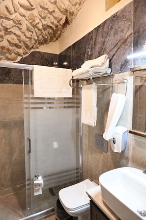 Douche, sèche-cheveux, chaussons, serviettes fournies