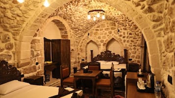 Zimmersafe, Schreibtisch, Bügeleisen/Bügelbrett, kostenloses WLAN