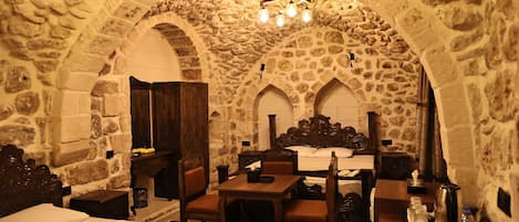 Habitación cuádruple familiar, vista a la ciudad | Caja de seguridad en la habitación y escritorio