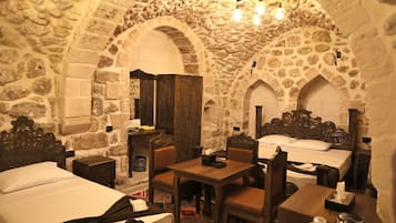 Caja de seguridad en la habitación y escritorio