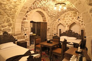 Quadruple Room, City View | In-room safe, desk, iron/ironing board, free WiFi - DE MARİA KONAĞI (Mardin)