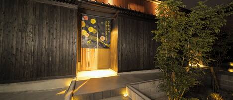 Entrée de l’hébergement