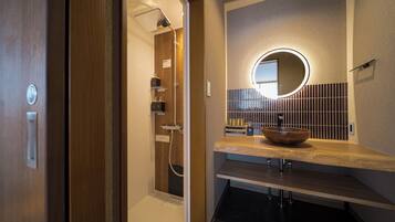 Comfort Condo | Bathroom shower