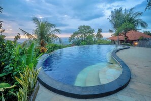 Outdoor pool - Maria Secret Villa (Sukasada)