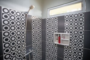 Suite Room Downstairs | Bathroom | Shower, rainfall showerhead, free toiletries, towels - Maria Secret Villa (Sukasada)