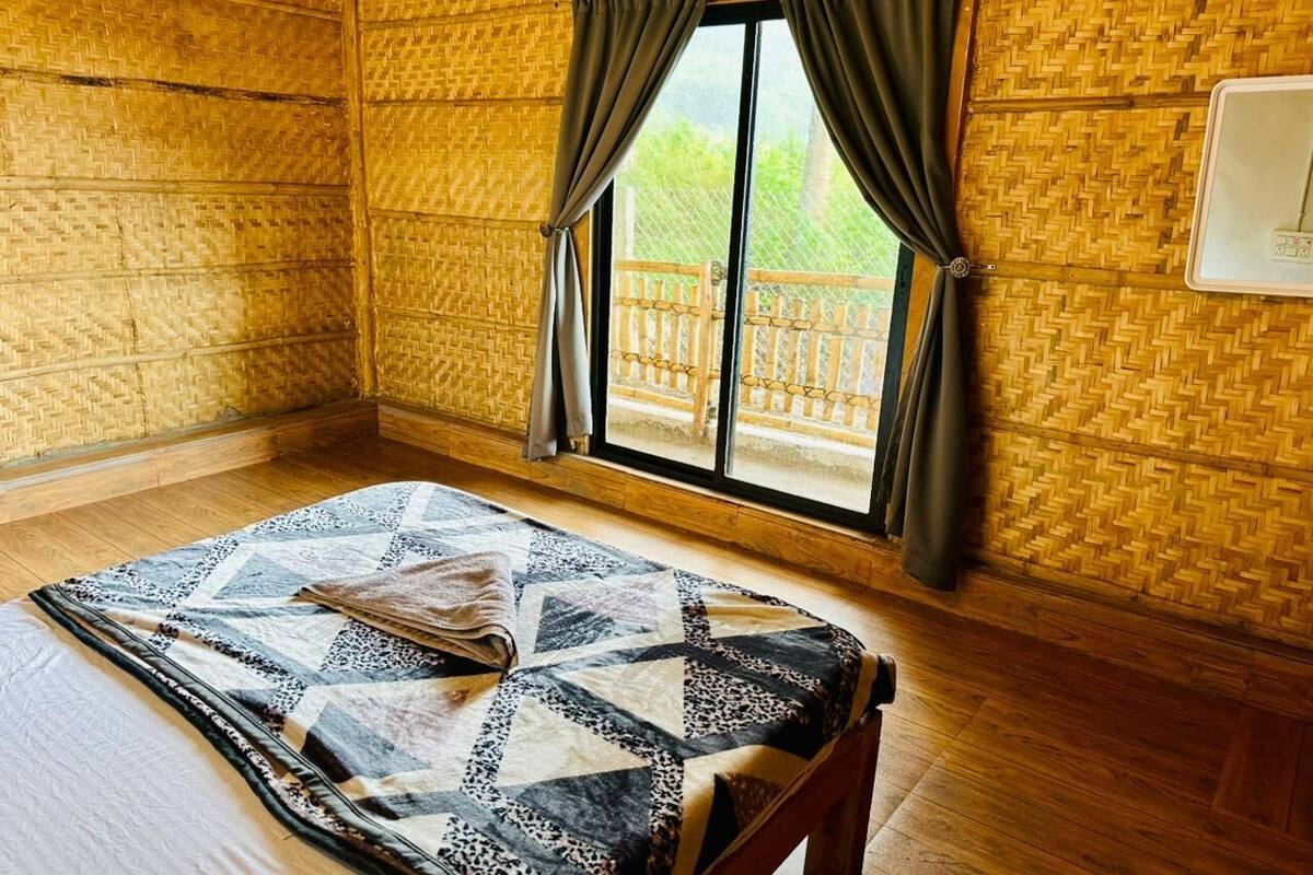 Deluxe Single Room, Balcony, Garden View | Free WiFi, bed sheets