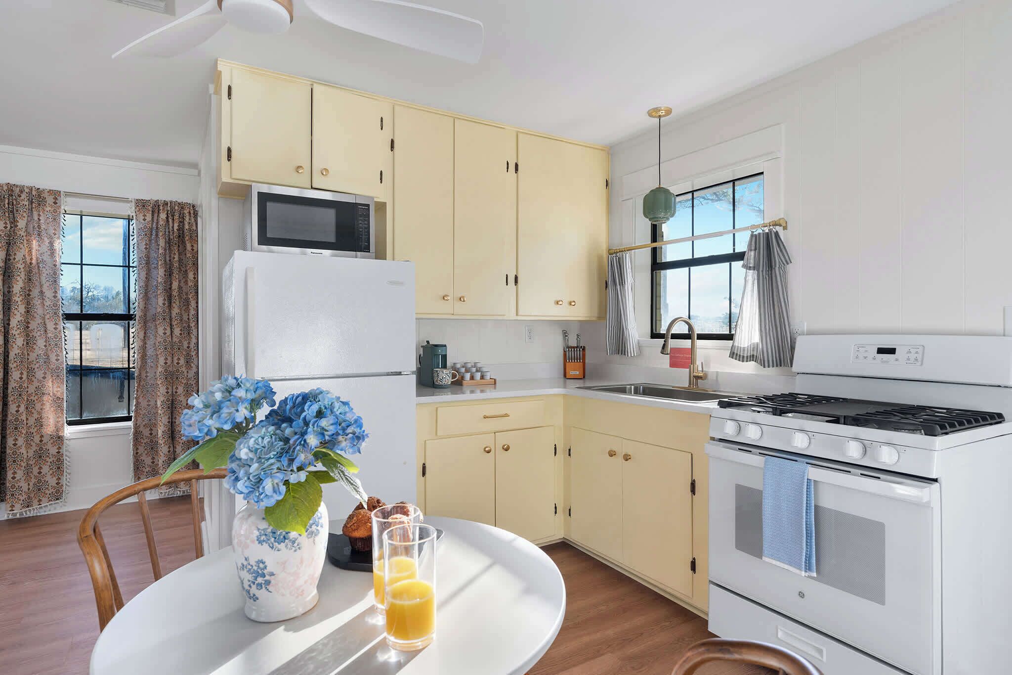 冰箱、微波炉、烤箱、炉灶