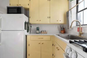 Kühlschrank, Mikrowelle, Ofen, Herdplatte