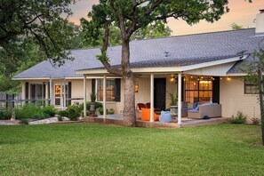 Exterior - Hot tub, Cowboy Pool, Game Room, 290 Wine Trail! (Fredericksburg)