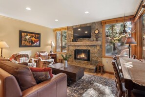 TV, fireplace - New Listing! Stylish Snowmass Alpine Townhome. (Snowmass Village)