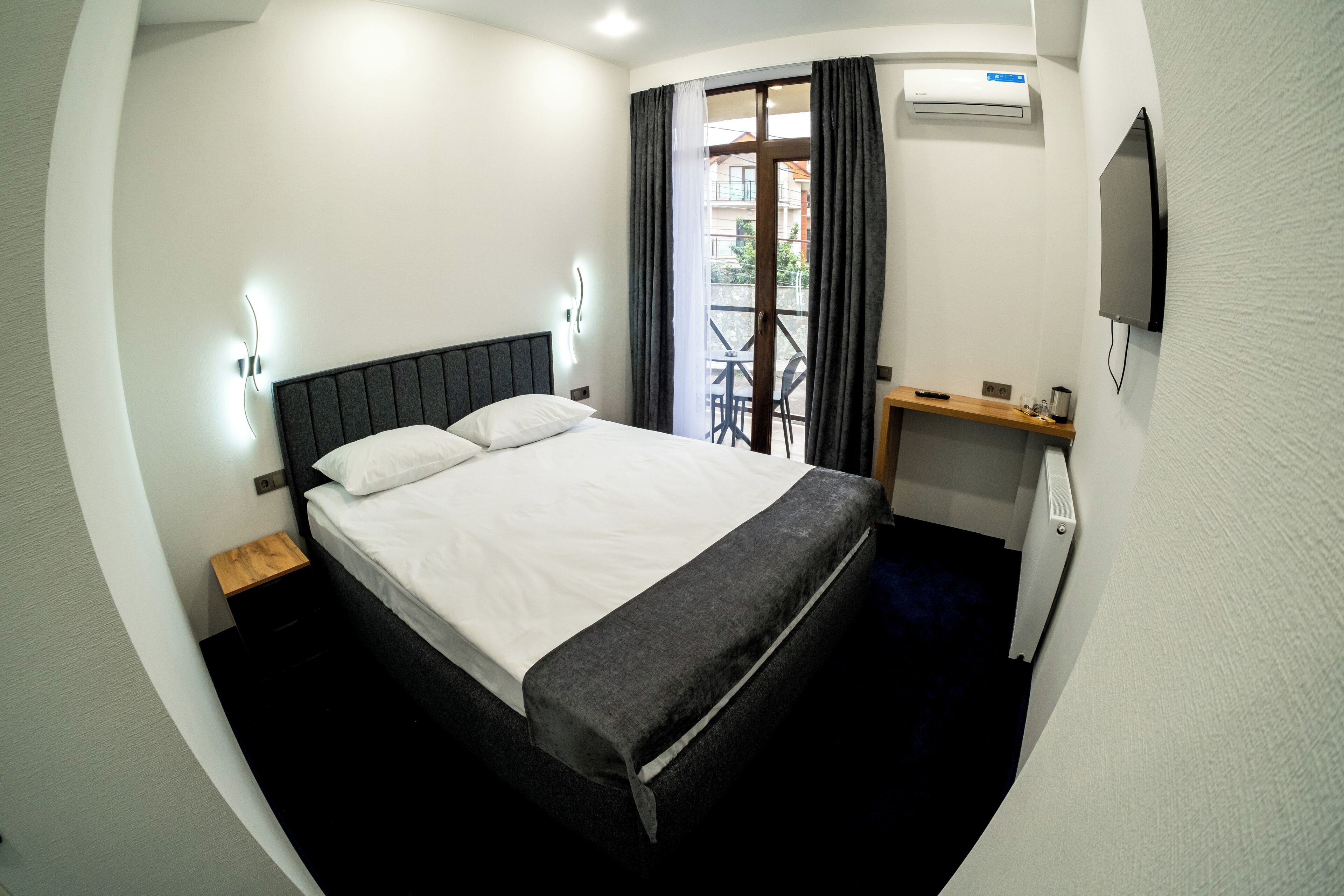 Caja de seguridad en la habitación y escritorio 