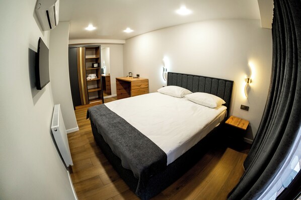 In-room safe, desk, iron/ironing board, free WiFi