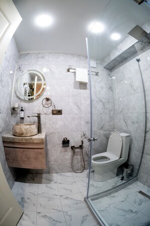 Regadera, secadora de cabello, toallas 