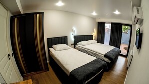 Safe på rommet, skrivebord, lydisolert og strykejern/-brett