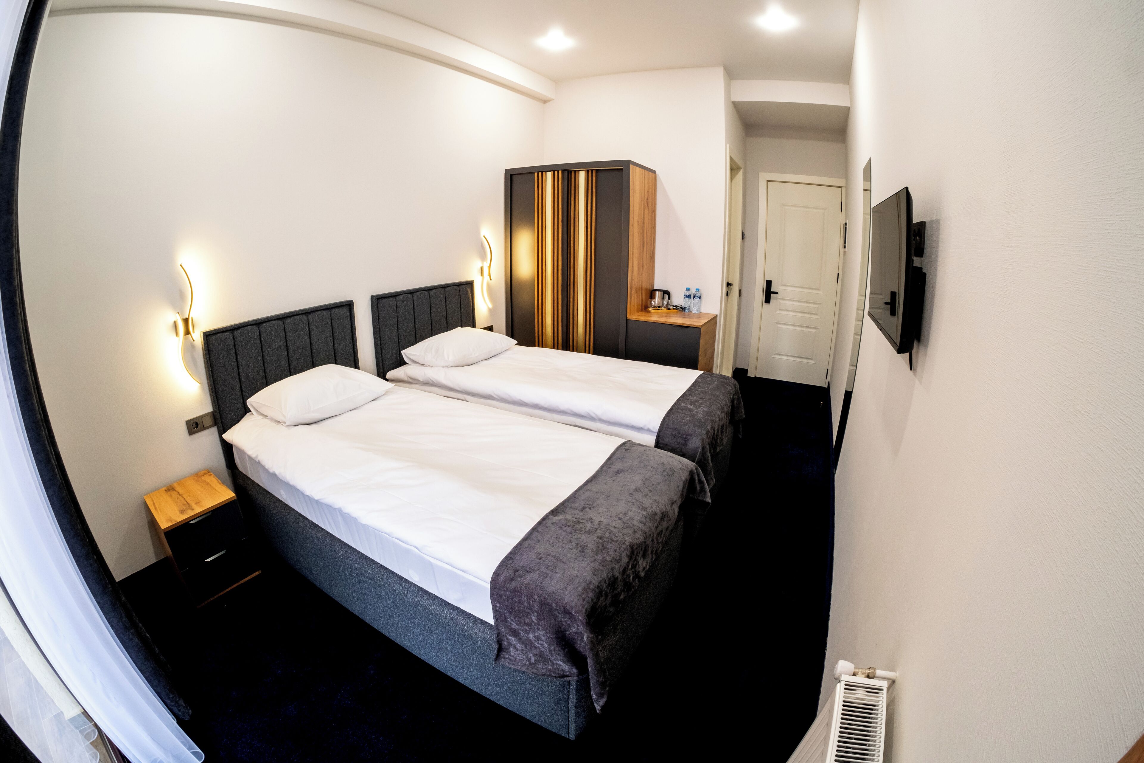 Caja de seguridad en la habitación y escritorio 