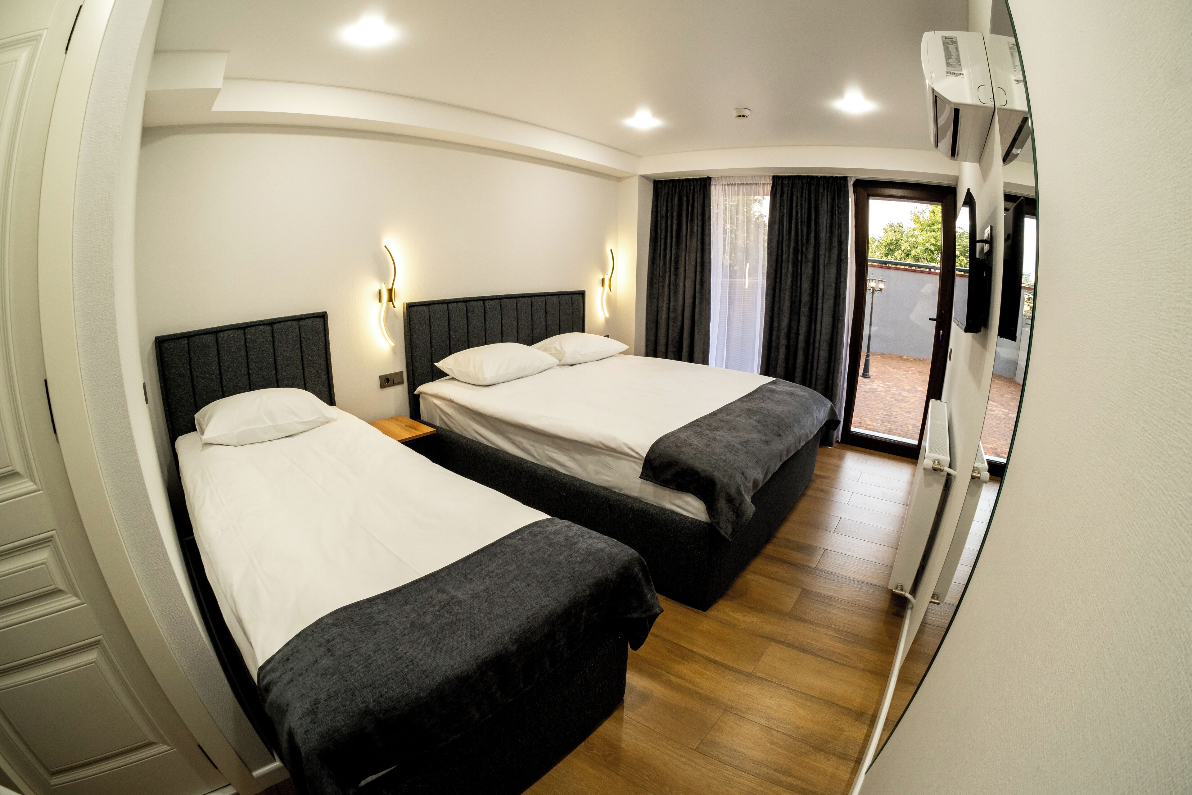 Brankas, meja kerja, kedap suara, dan setrika/meja setrika