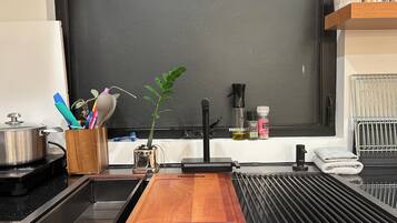 Een magnetron, een oven, een kookplaat