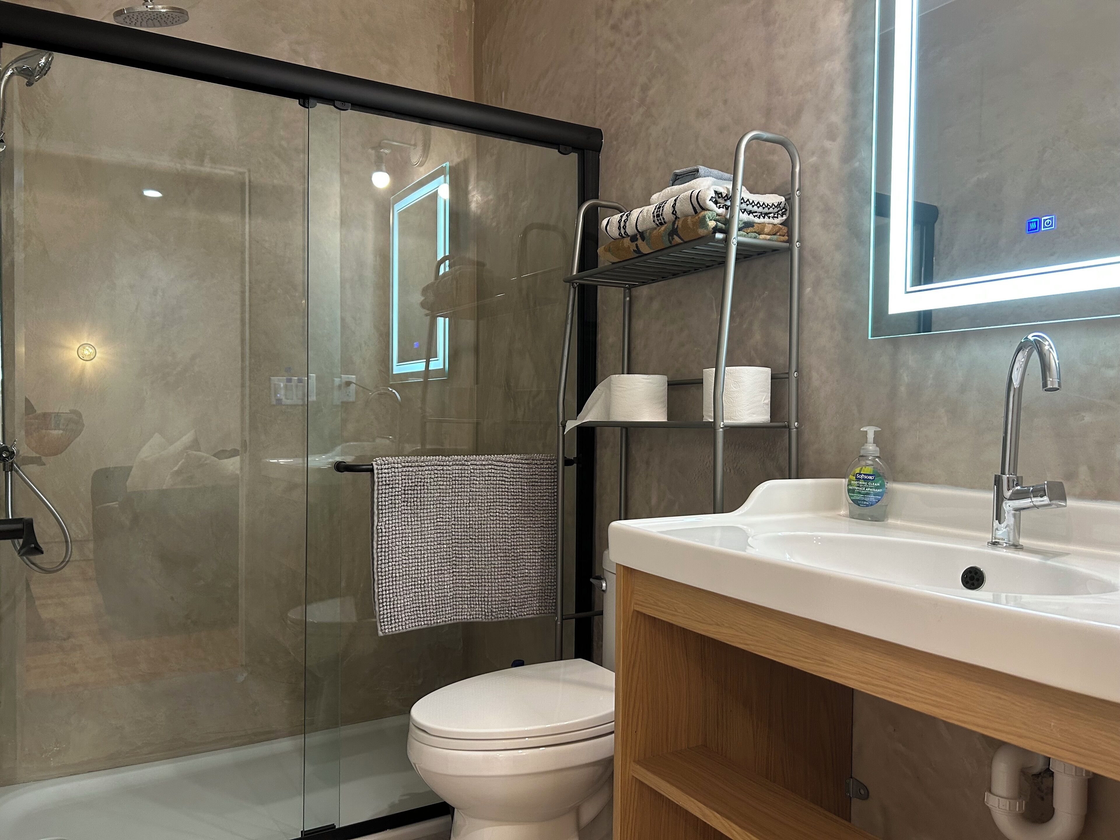 Regadera, secadora de cabello, toallas, jabón 