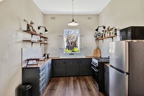 Frigorífico, microondas, horno y placa de cocina