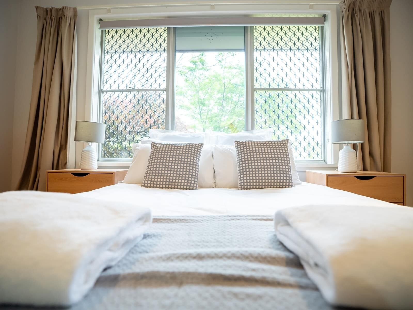 3 عدّة غ رف نوم ومكتب ومكواة/لوح كي وسرير سفر