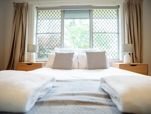 3 slaapkamers, een bureau, een strijkplank/strijkijzer, reisbedje