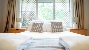 3 bedrooms, desk, iron/ironing board, travel crib