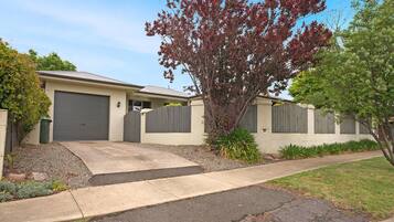 المنطقة المحيطة بالمنشأة