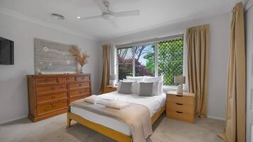 3 bedrooms, desk, iron/ironing board, travel crib