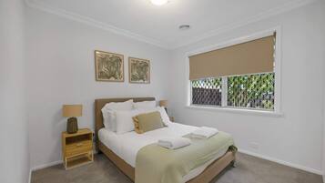 3 عدّة غرف نوم ومكتب ومكواة/لوح كي وسرير سفر