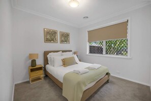 3 عدّة غرف نوم ومكتب ومكواة/لوح كي وسرير سفر