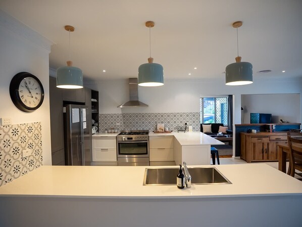 Een koelkast, een magnetron, een oven, een kookplaat