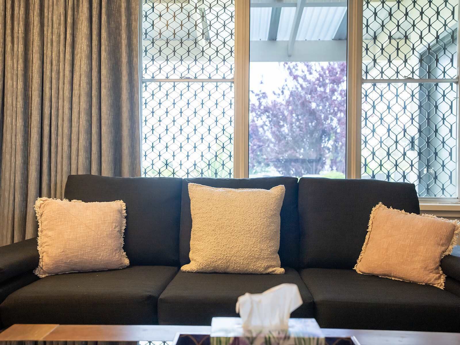 تلفزيون، كُتُب، مكتب