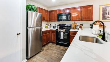 Kühlschrank, Mikrowelle, Herdplatte, Geschirrspüler