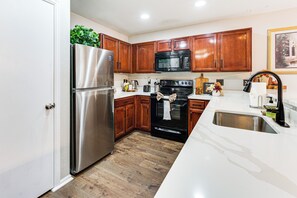 ثلاجة، ميكروويف، موقد طهي مسطح، غسالة أطباق